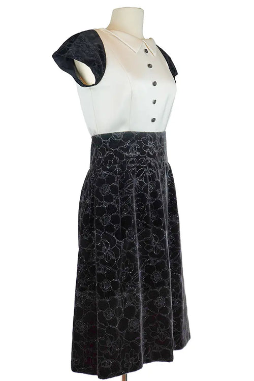 Schwarz-weißes Chanel-Kleid aus Samt, gebrauchter Artikel, Ansicht von 3/4 rechts