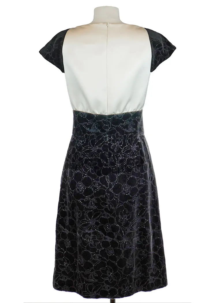 Schwarz-weißes Kleid aus Samt, gebrauchter Artikel, Rückenansicht