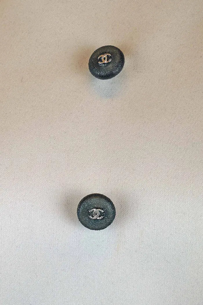 Robe Chanel noire et blanche en velours, article d'occasion, zoom sur les boutons Chanel avec le double CC