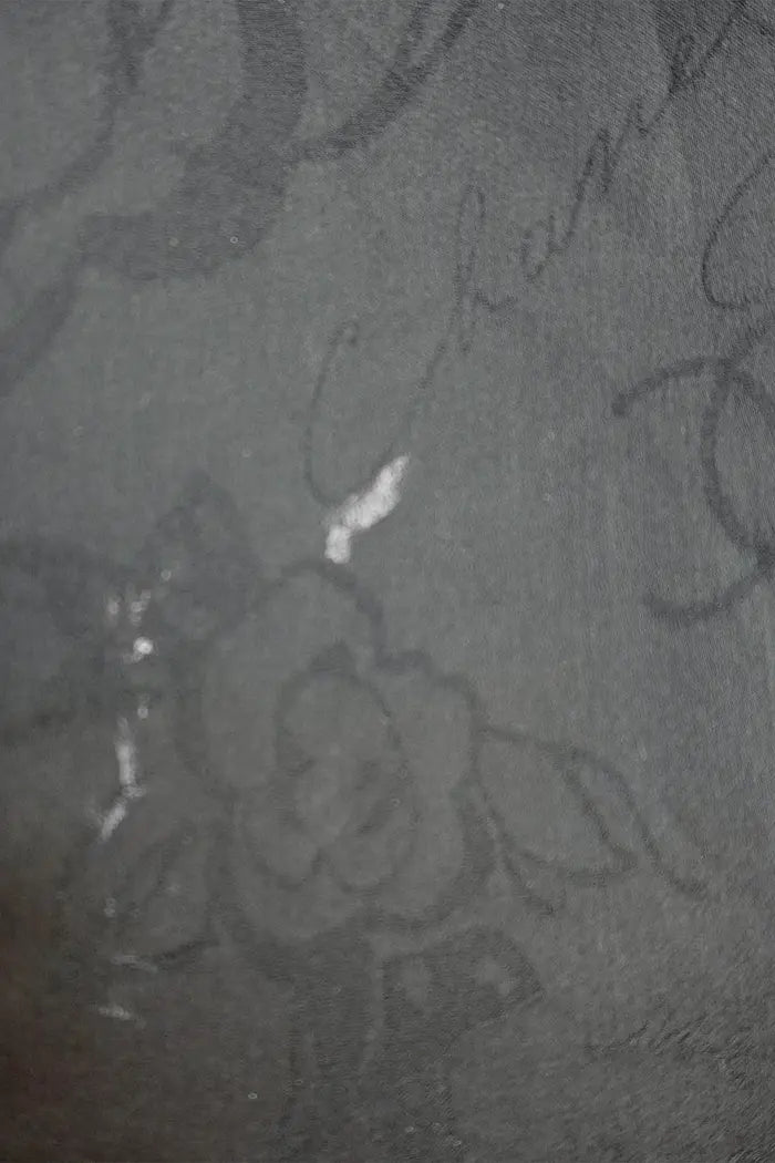 Schwarz-weißes Kleid aus Samt, gebrauchter Artikel, Detailansicht des Samtmaterials