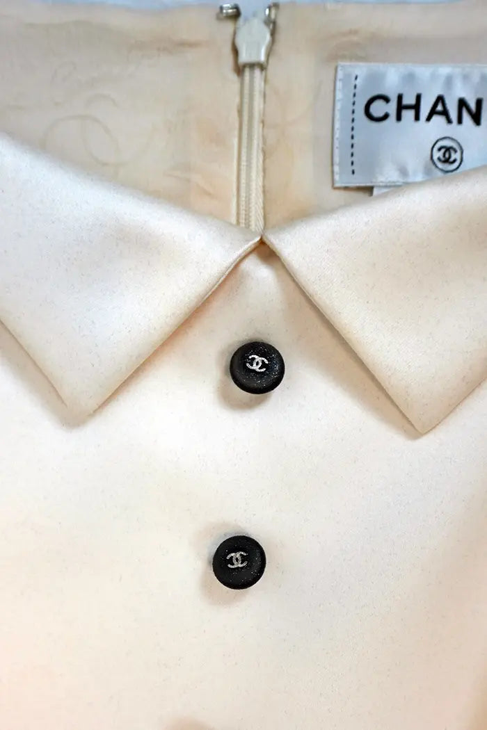 Schwarz-weißes Kleid aus Samt, gebrauchter Artikel, Fokus auf den Kragen und das Chanel-Etikett