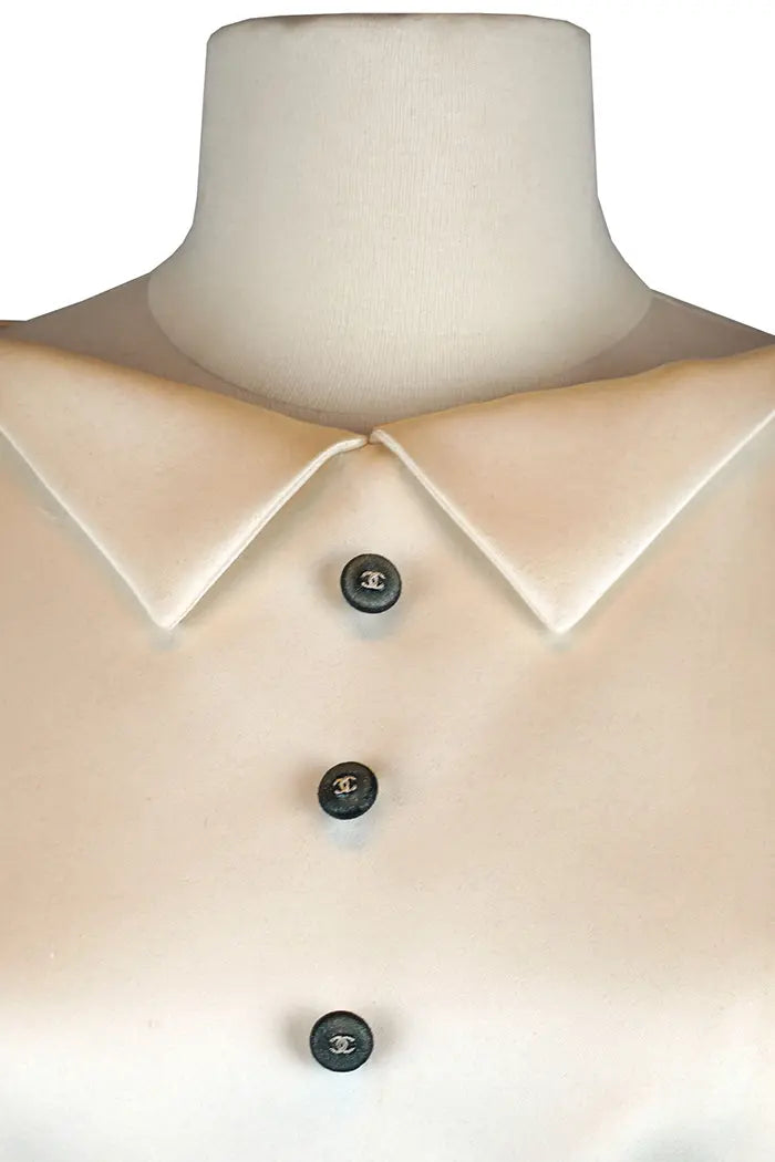 Schwarz-weißes Kleid aus Samt, gebrauchter Artikel, Zoom auf das Dekolleté des Kleid