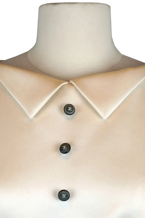 Schwarz-weißes Chanel-Kleid aus Samt, gebrauchter Artikel, Zoom auf das Dekolleté des Kleides