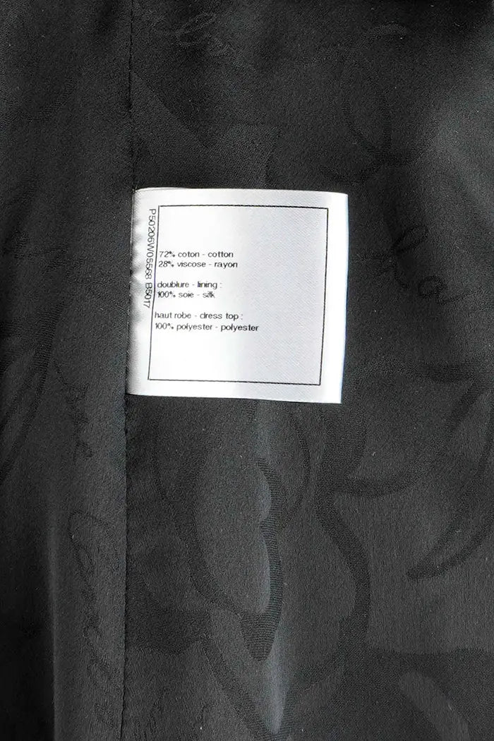 Schwarz-weißes Kleid aus Samt, gebrauchter Artikel, Zoom auf das Kompositionsetikett