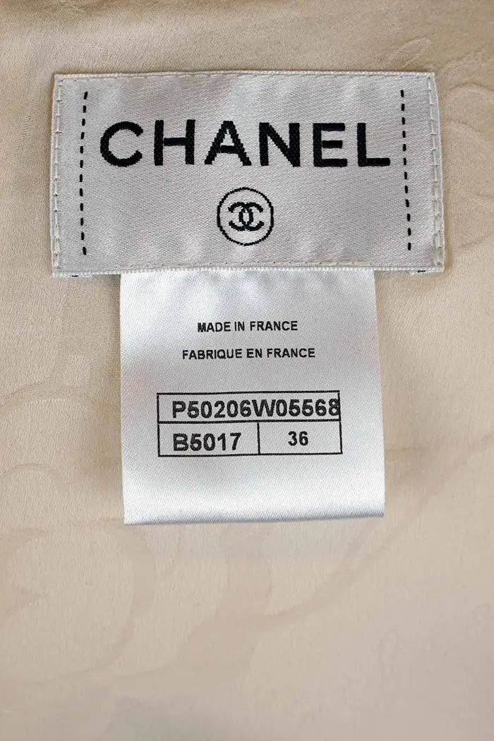 Schwarz-weißes Kleid aus Samt, gebrauchter Artikel, Zoom auf Chanel-Etikett und von Größe