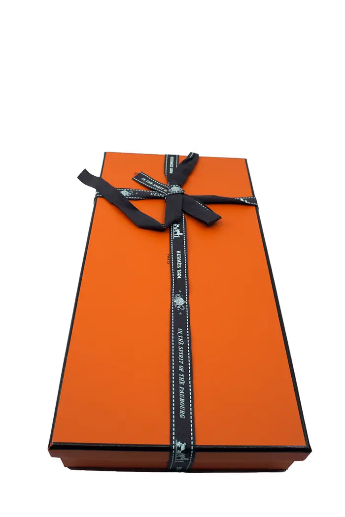 Los guantes de piel de cordero negra de Hermes vienen en su caja original de Hermes.