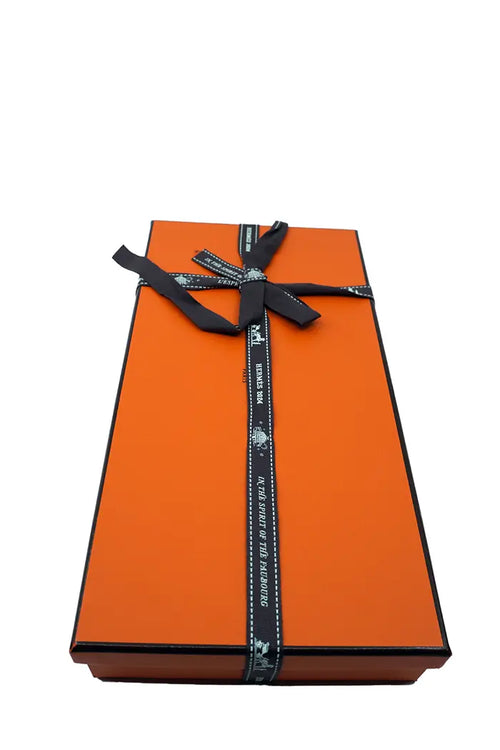 Los guantes de piel de cordero negra de Hermes vienen en su caja original de Hermes.