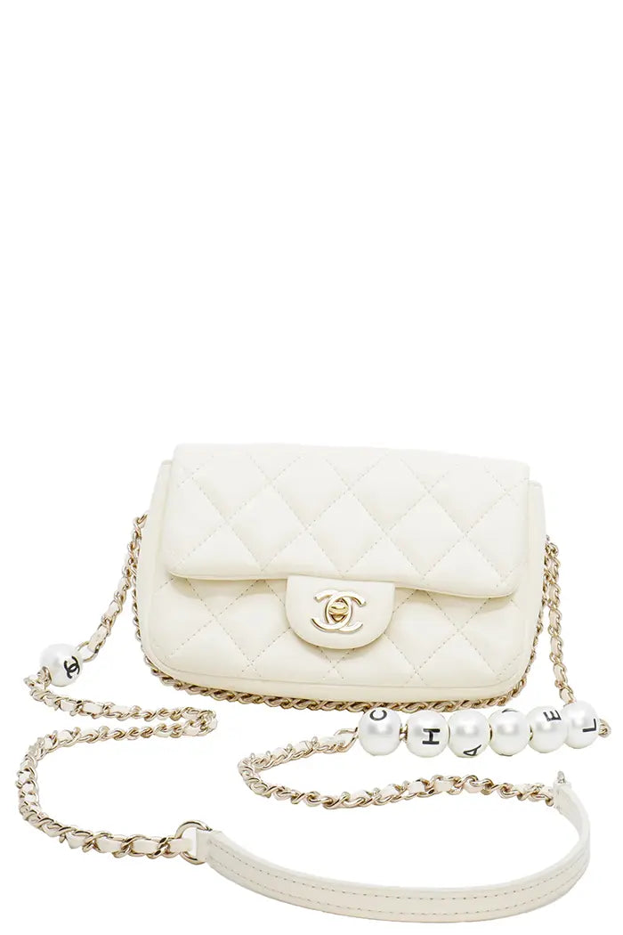 Weiße Chanel 'My Precious'-Tasche aus Lammleder mit goldenen Beschlägen, gebrauchter Artikel, gesehen mit ihrem Schulterriemen aus Metall, Leder und Perlen