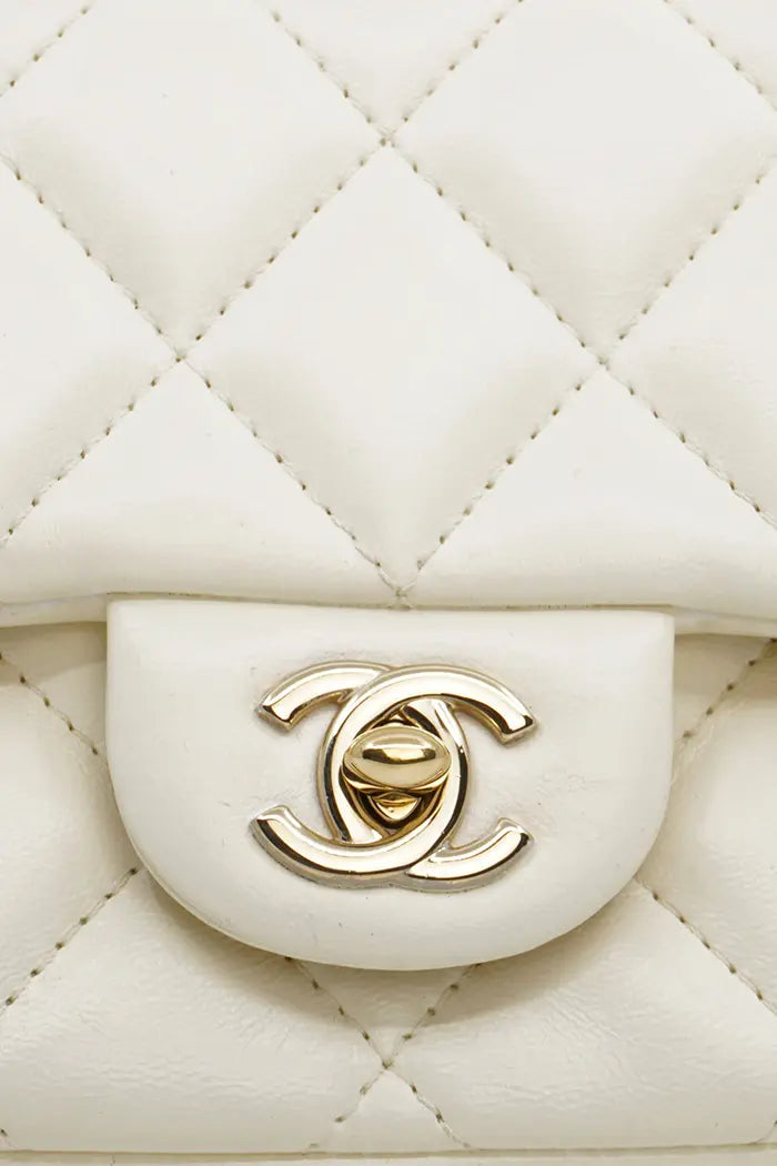 Weiße Chanel 'My Precious' Tasche aus Lammleder mit goldenen Beschlägen, gebrauchter Artikel, Zoom auf den Verschluss mit dem emblematischen CC