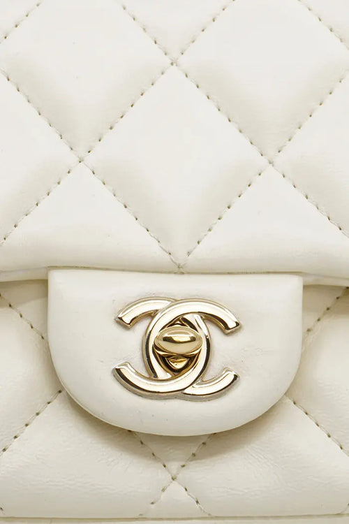 Weiße Chanel 'My Precious' Tasche aus Lammleder mit goldenen Beschlägen, gebrauchter Artikel, Zoom auf den Verschluss mit dem emblematischen CC
