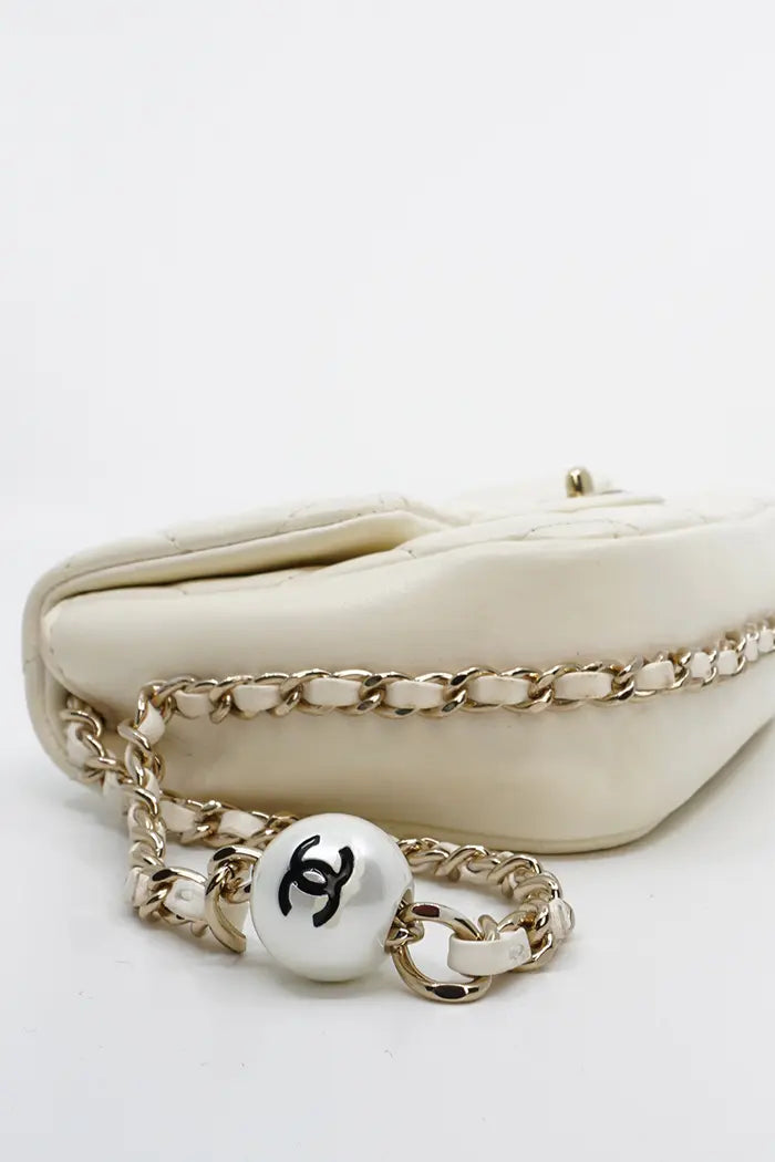 Weiße Chanel 'My Precious'-Tasche aus Lammleder mit goldenen Beschlägen, gebrauchter Artikel, andere Ansicht der Tasche