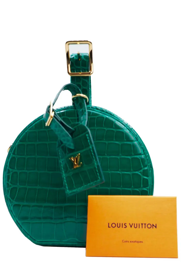 Bolso Louis Vuitton 'Petite Boite Chapeau' verde en piel dura de aligátor, seminuevo, con certificado