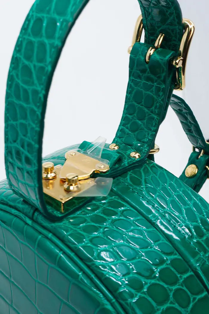 Bolso Louis Vuitton 'Petite Boite Chapeau' verde en piel dura de aligátor, artículo seminuevo, zoom en los acabados dorados