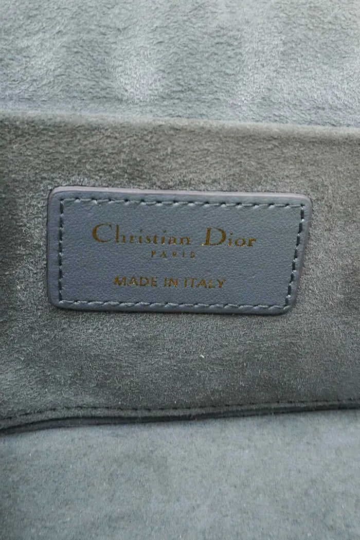 Dior graue Vanity-Tasche aus Leder mit Cannage-Muster, gebrauchter Artikel, Zoom auf das Dior
