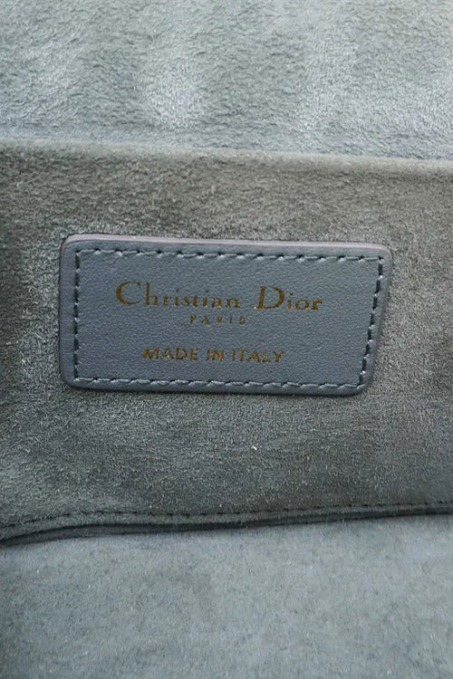 Dior sac Vanity gris en cuir à motif cannage, article d'occasion, zoom sur le logo Dior