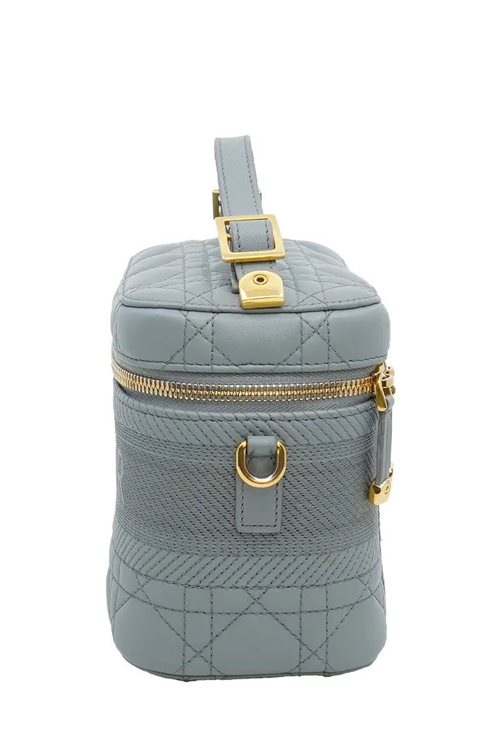 Dior Vanity Bag aus grauem Leder mit Cannage-Muster, gebrauchter Artikel, 3/4-Ansicht