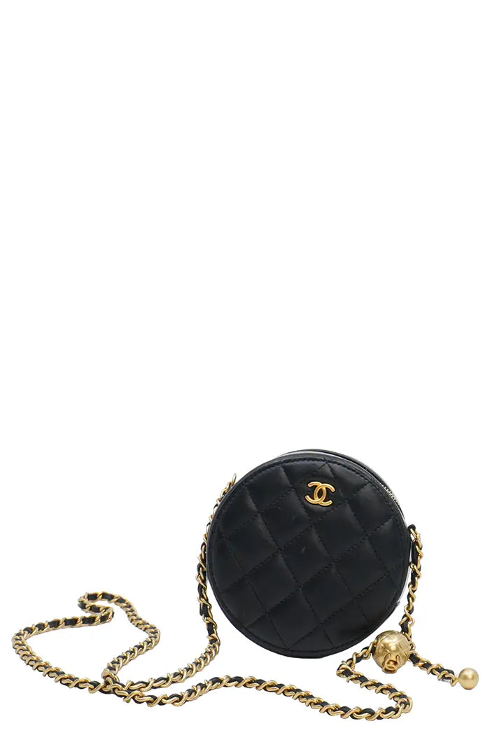 Pearl Crush Chanel round Clutch in black lambskin, pre-owned item, zoom on leather and metal chain