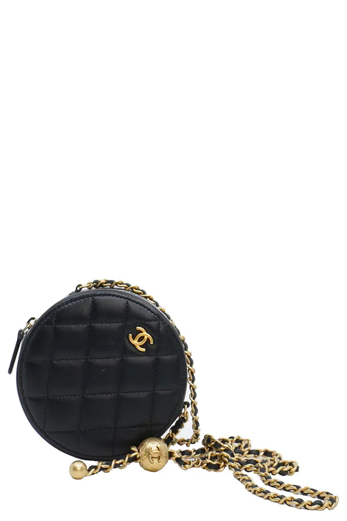 Pearl Crush Chanel round Clutch in black lambskin, pre-owned item, other zoom on leather and metal chain