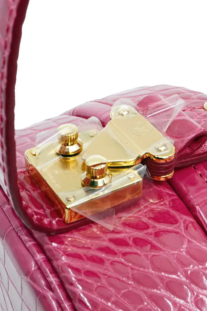Sac Louis Vuitton 'Petite Boite Chapeau'  rose en cuir d'alligator, article d'occasion, zoom sur les finitions de la fermeture
