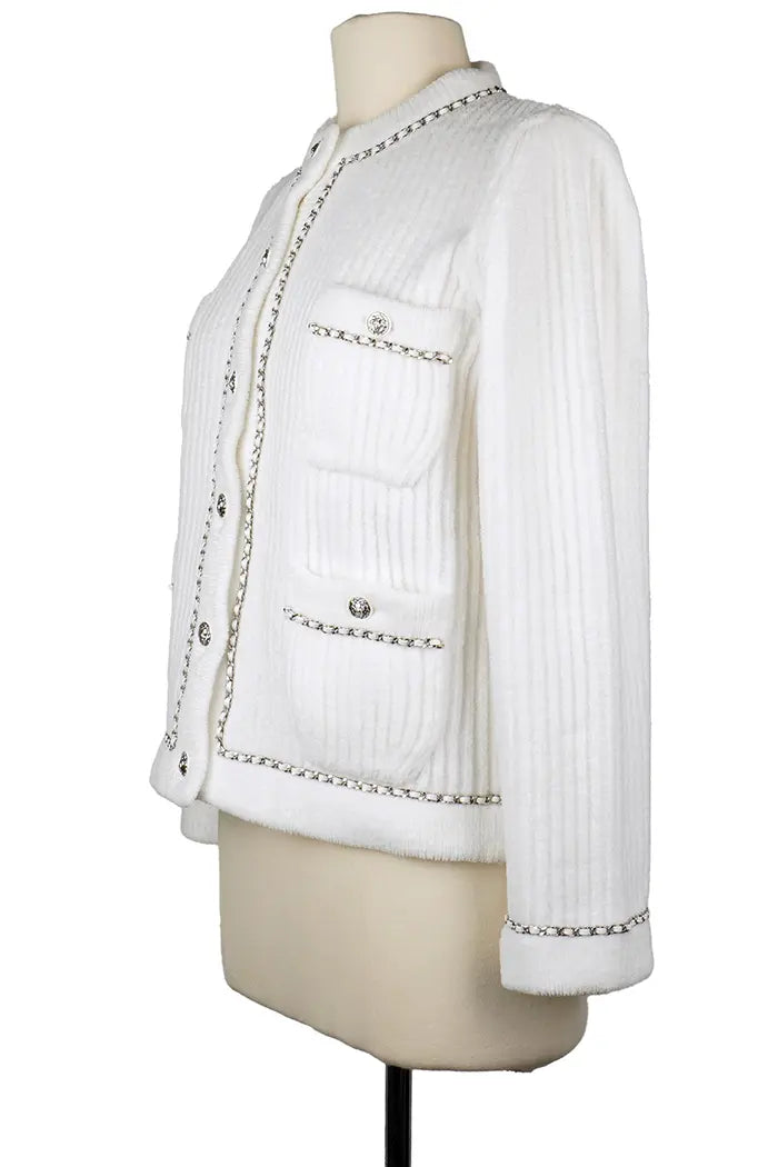 Cardigan Chanel blanc, collection Automne/Hiver 2022, article d'occasion, vue de 3/4