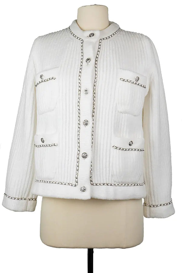 Cardigan Chanel blanc, collection Automne/Hiver 2022, article d'occasion, vue de face