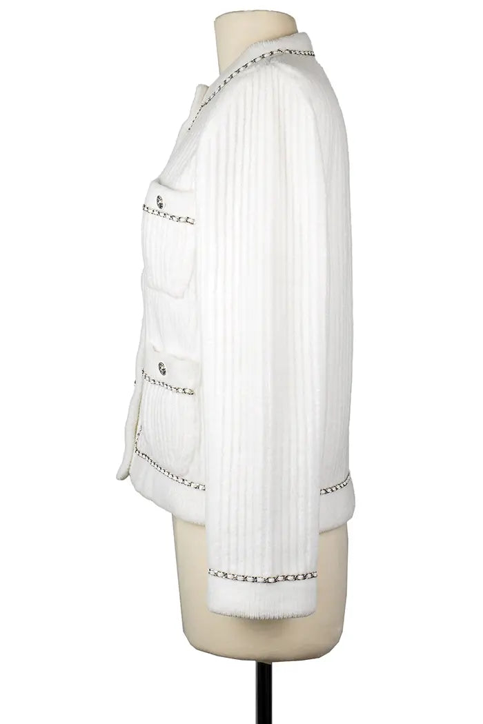 Cardigan Chanel blanc, collection Automne/Hiver 2022, article d'occasion, vue de côté droit