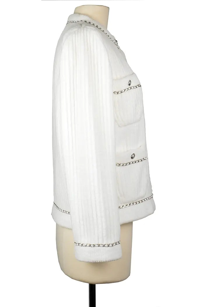 Cardigan Chanel blanc, collection Automne/Hiver 2022, article d'occasion, vue de côté gauche
