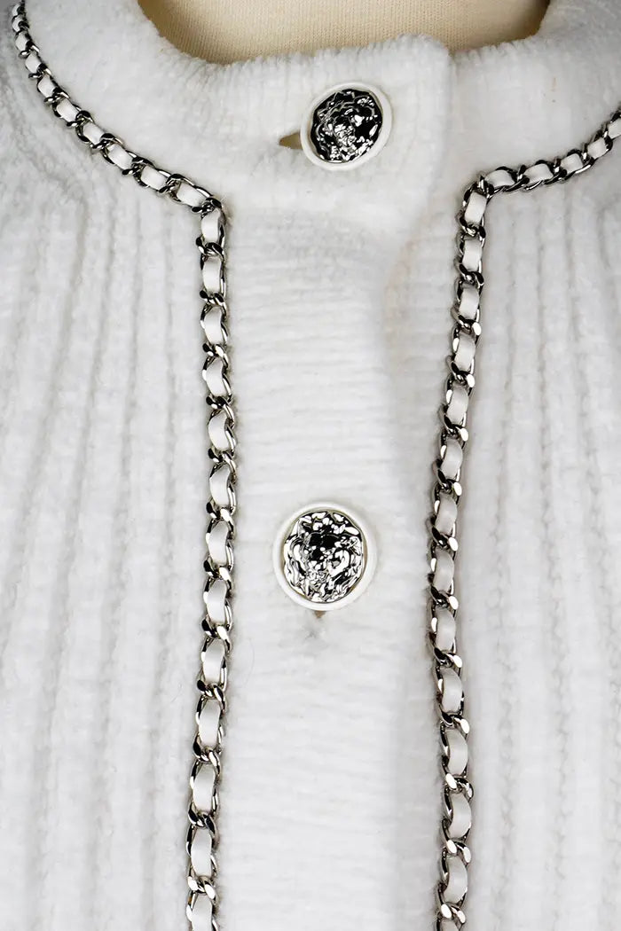 Cardigan Chanel blanc, collection Automne/Hiver 2022, article d'occasion, zoom sur les boutons du col