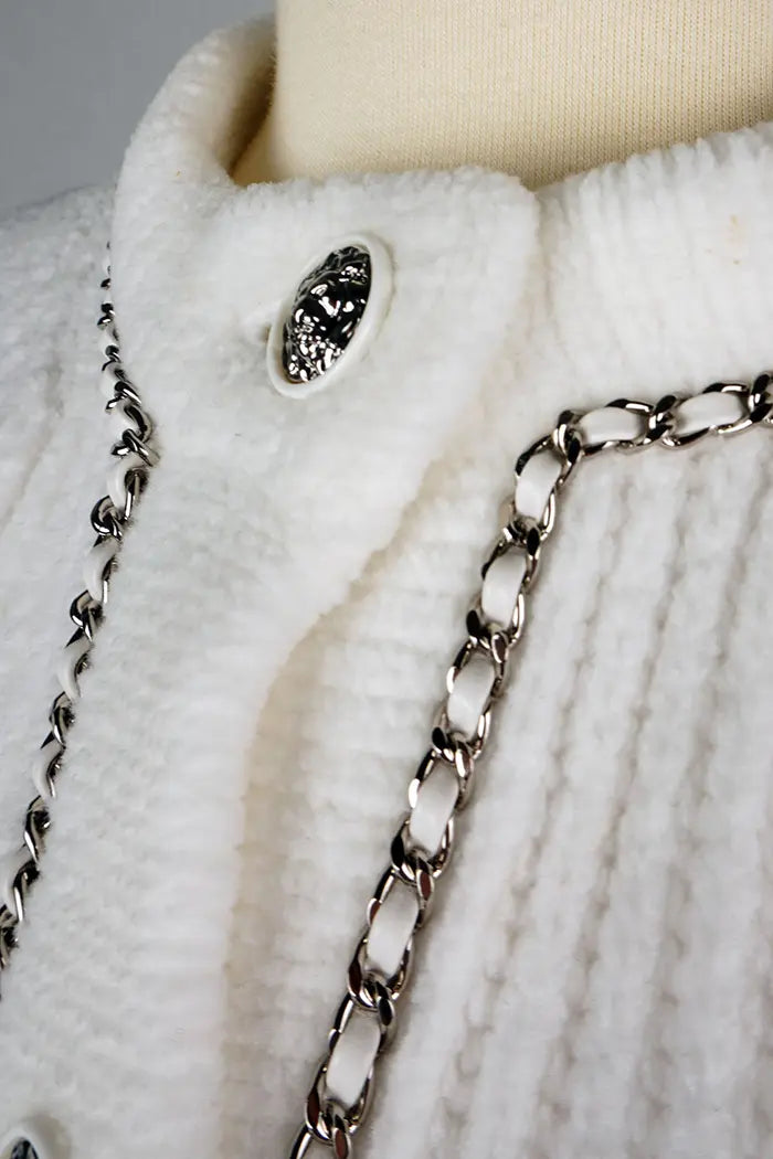 Cardigan Chanel blanc, collection Automne/Hiver 2022, article d'occasion, zoom sur le col et les boutons