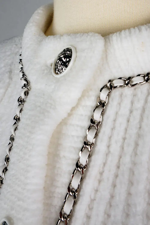 Chanel white cardigan, Fall/Winter 2022 collection, pre-owned item, zoom on collar and buttons