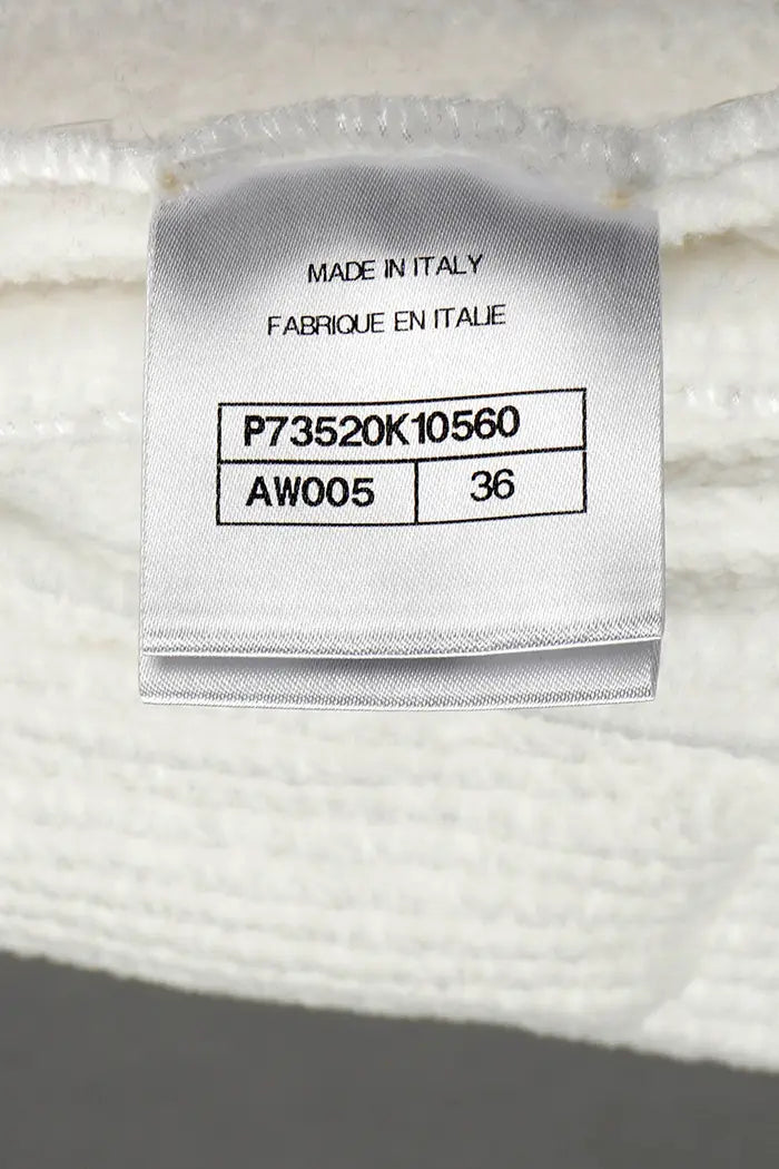Cardigan Chanel blanc, collection Automne/Hiver 2022, zoom sur l'étiquette de taille