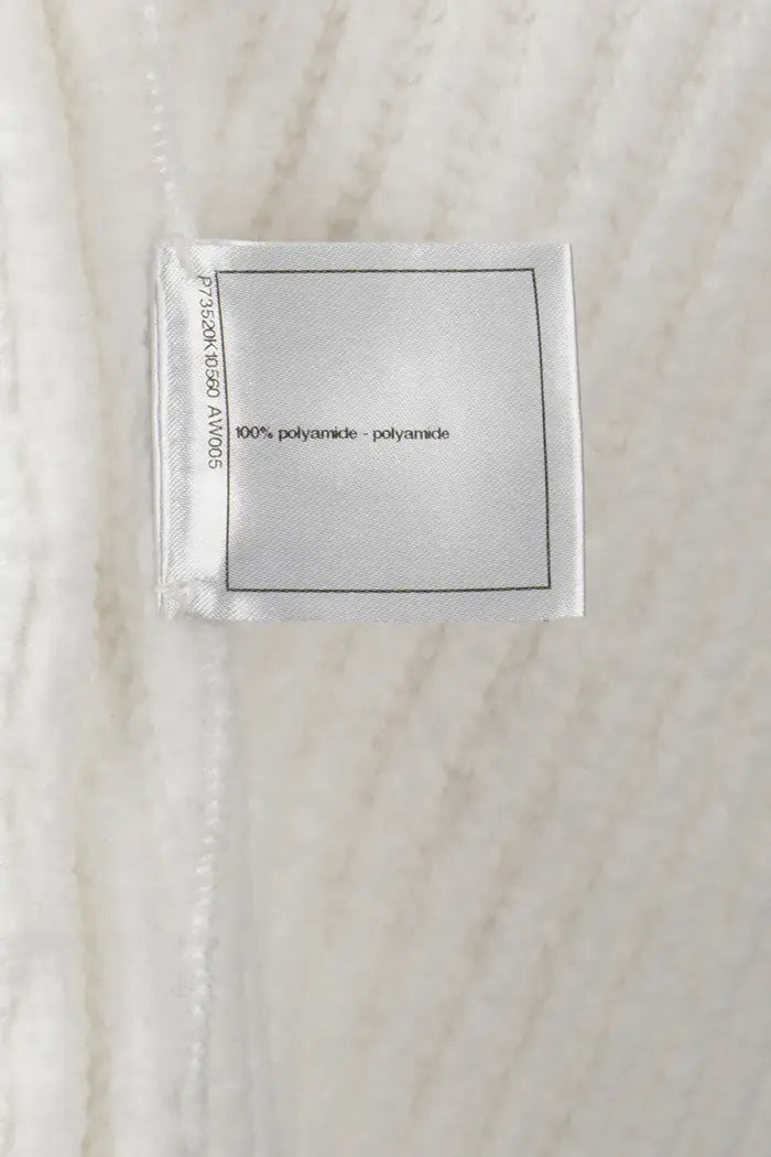 Cardigan Chanel blanc, collection Automne/Hiver 2022, zoom sur l'étiquette de composition