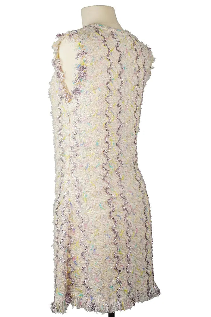 Robe Chanel en tweed, article d'occasion, vue 3/4 de dos à gauche