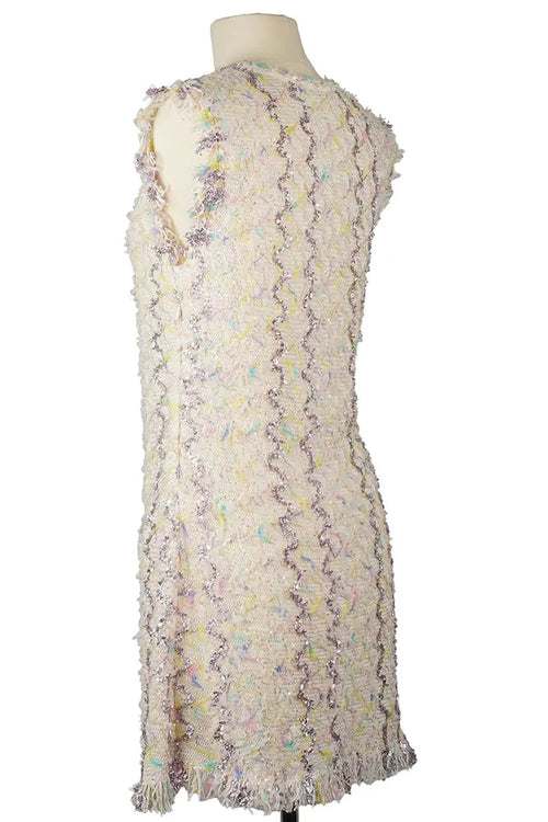 Robe Chanel en tweed, article d'occasion, vue 3/4 de dos à gauche