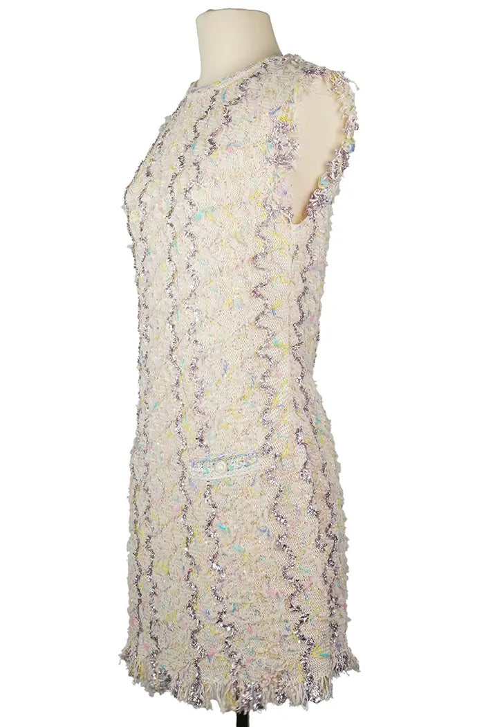 Robe Chanel en tweed, article d'occasion, vue de 3/4