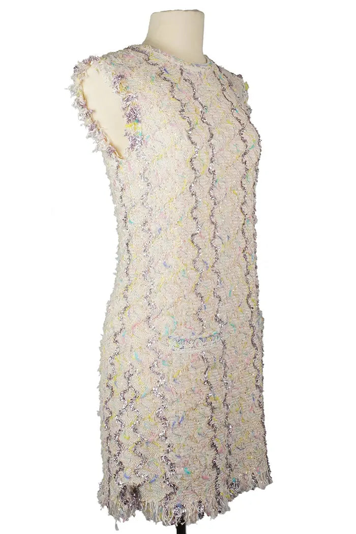 Robe Chanel en tweed, article d'occasion, vue de 3/4