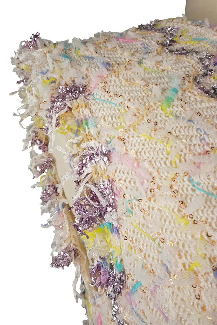 Robe Chanel en tweed, article d'occasion, zoom sur les franges des manches