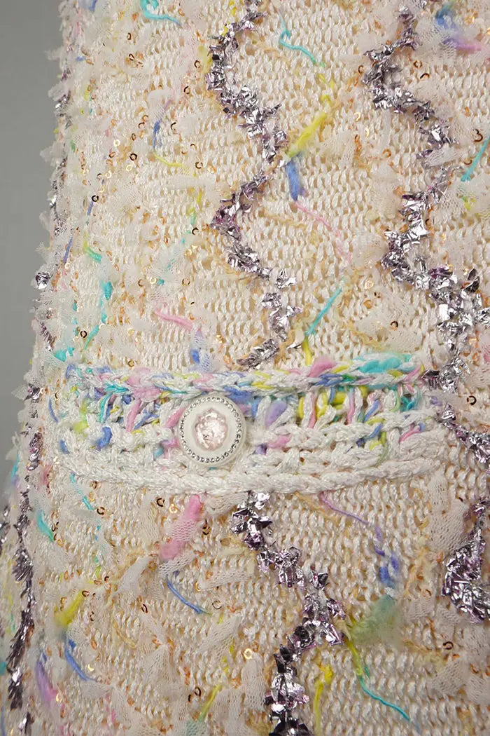 Robe Chanel en tweed, article d'occasion, zoom sur le bouton