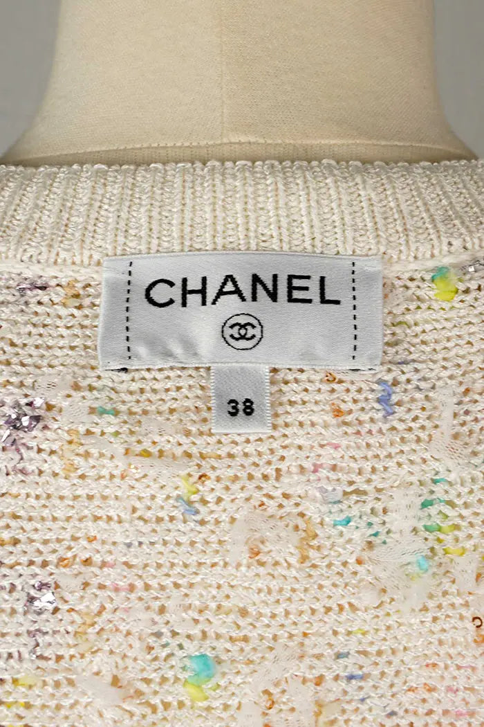 Chanel tweed pastel Cardigan , spring/summer 2022 collection, pre-owned item, zoom on Chanel label