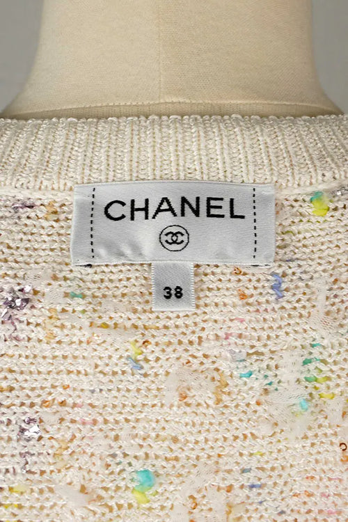 Chanel Pastell Tweed Cardigan, Frühjahr/Sommer 2022 Kollektion, gebrauchter Artikel, Zoom auf das Chanel-Label