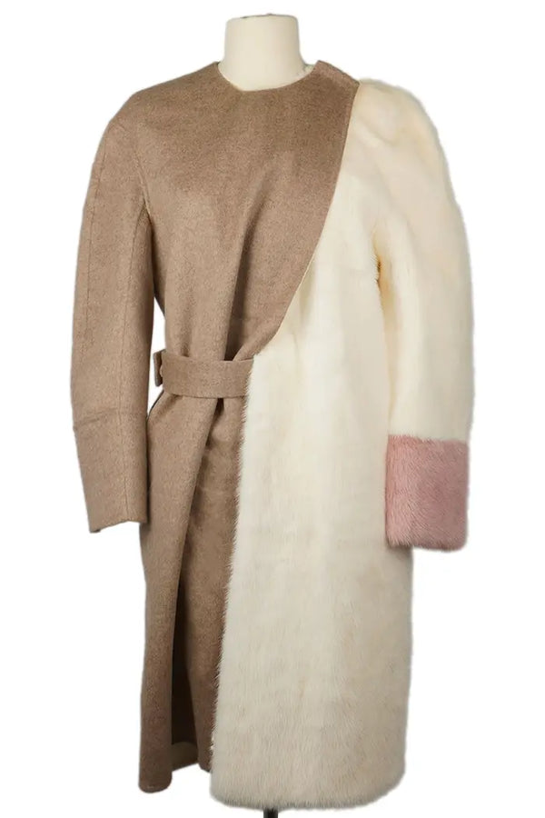 Vue avant du manteau Fendi, coupe droite avec contraste entre le cachemire beige et la fourrure ivoire.