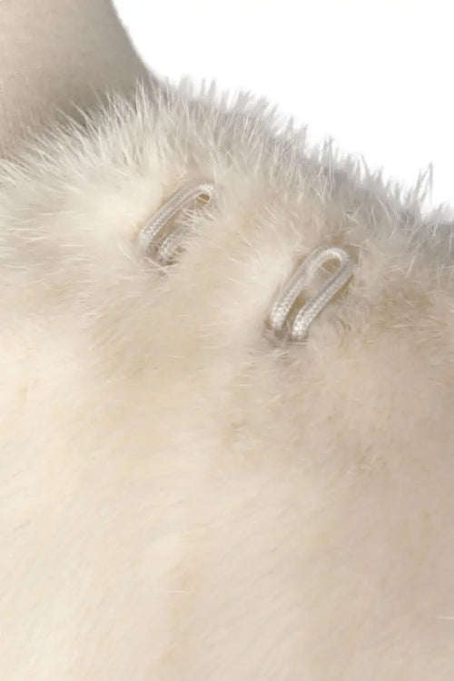 Detalle de las grapas ocultas en el forro de visón marfil del abrigo Fendi.