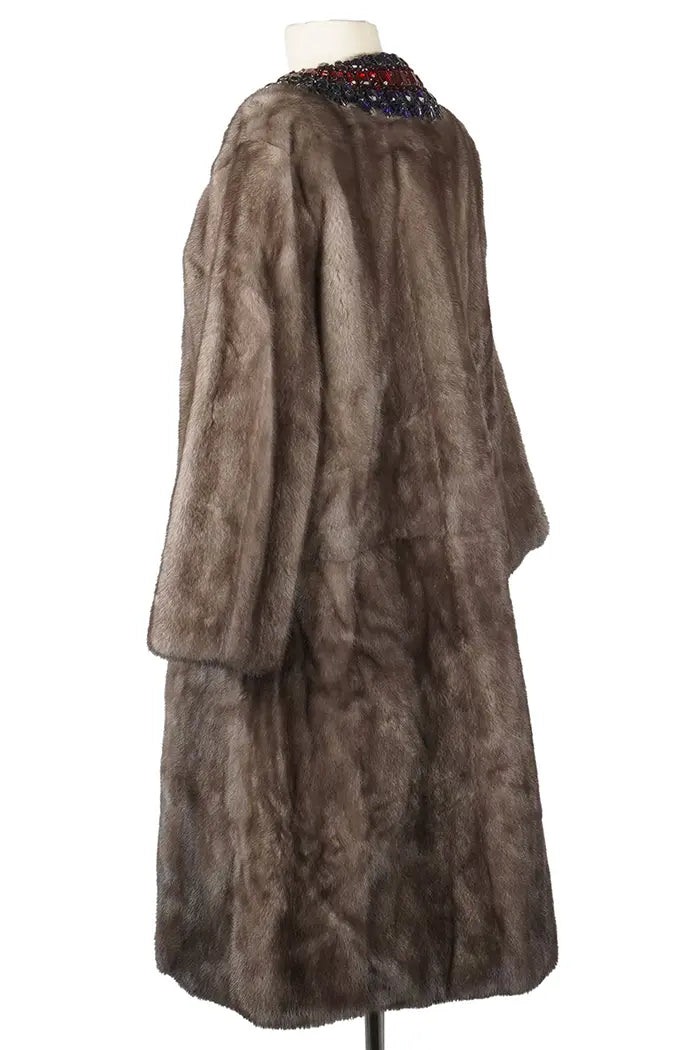 Vue arrière gauche du manteau Gucci, tombé élégant en vison naturel