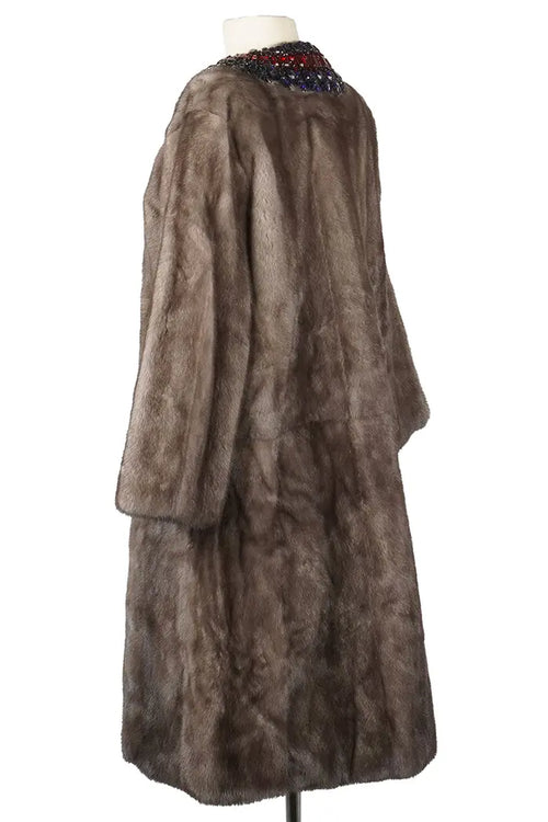 Vista trasera izquierda del abrigo Gucci, elegante caída en visón natural