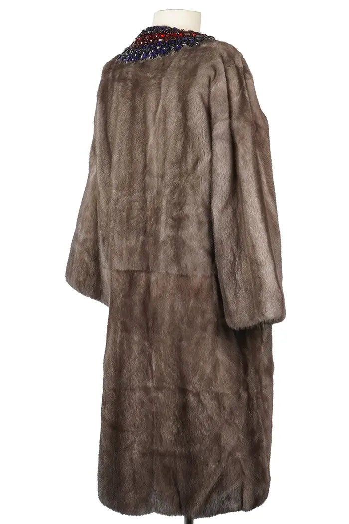 Vue arrière droite du manteau Gucci, col brodé visible