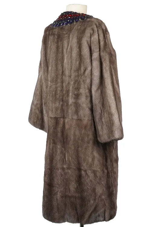 Vista trasera derecha del abrigo Gucci, cuello bordado visible