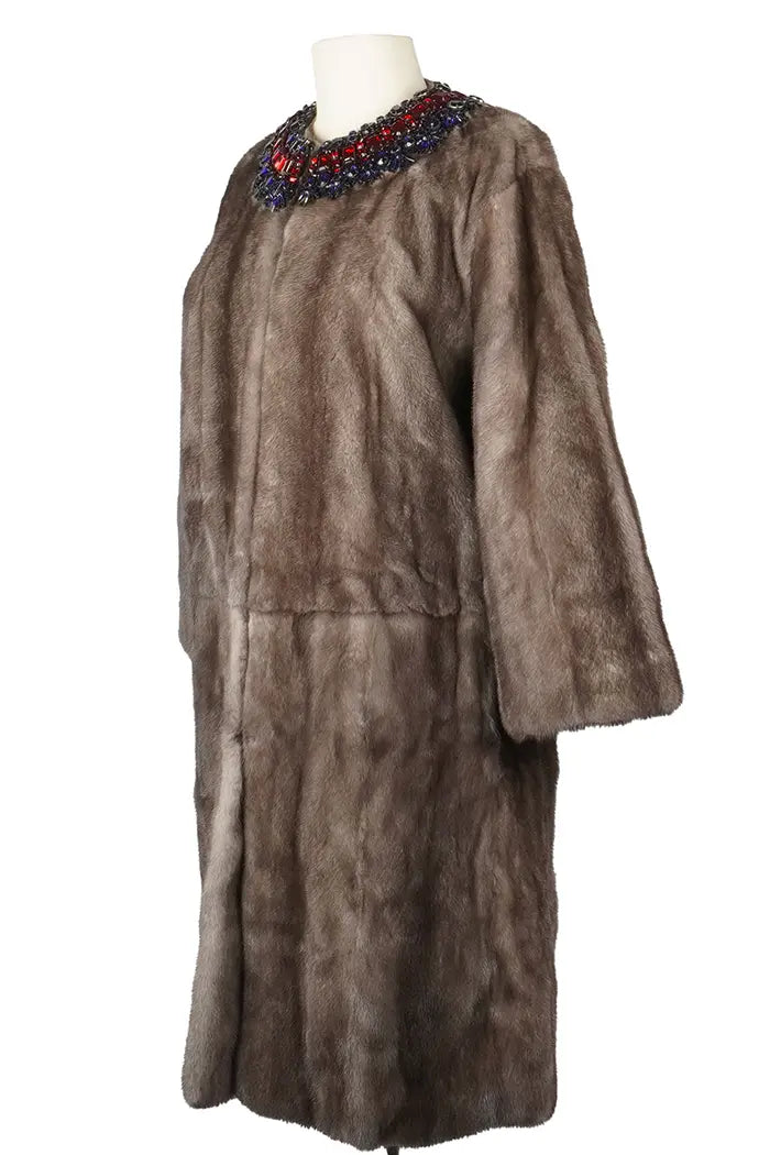 Manteau Gucci en vison brun glacé, vue de trois quarts gauche, mettant en valeur la coupe ample et le col brodé.