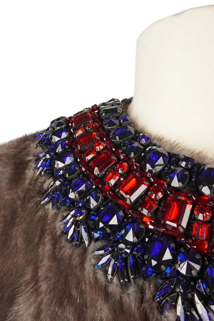 Détail rapproché de la broderie spectaculaire ornant le col du manteau Gucci.