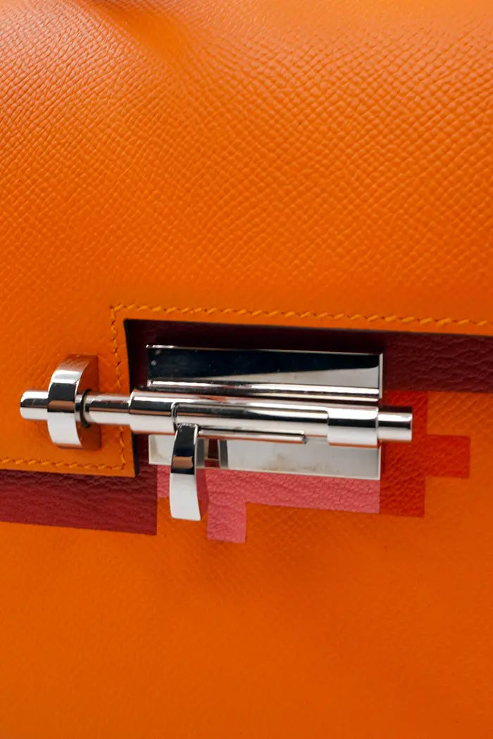 Hermes Verrou bag in orange Epsom leather, used item, zoom on the lock closure