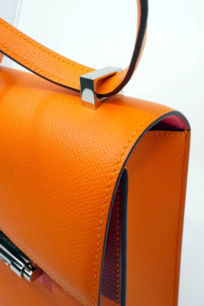 Hermes Verrou bag in orange Epsom leather, pre-owned item, zoom in on the shoulder strap and stitching on the bag